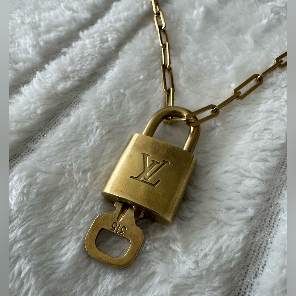 ✨LOUIS VUITTON LOCK AND KEY with NECKLACE✨